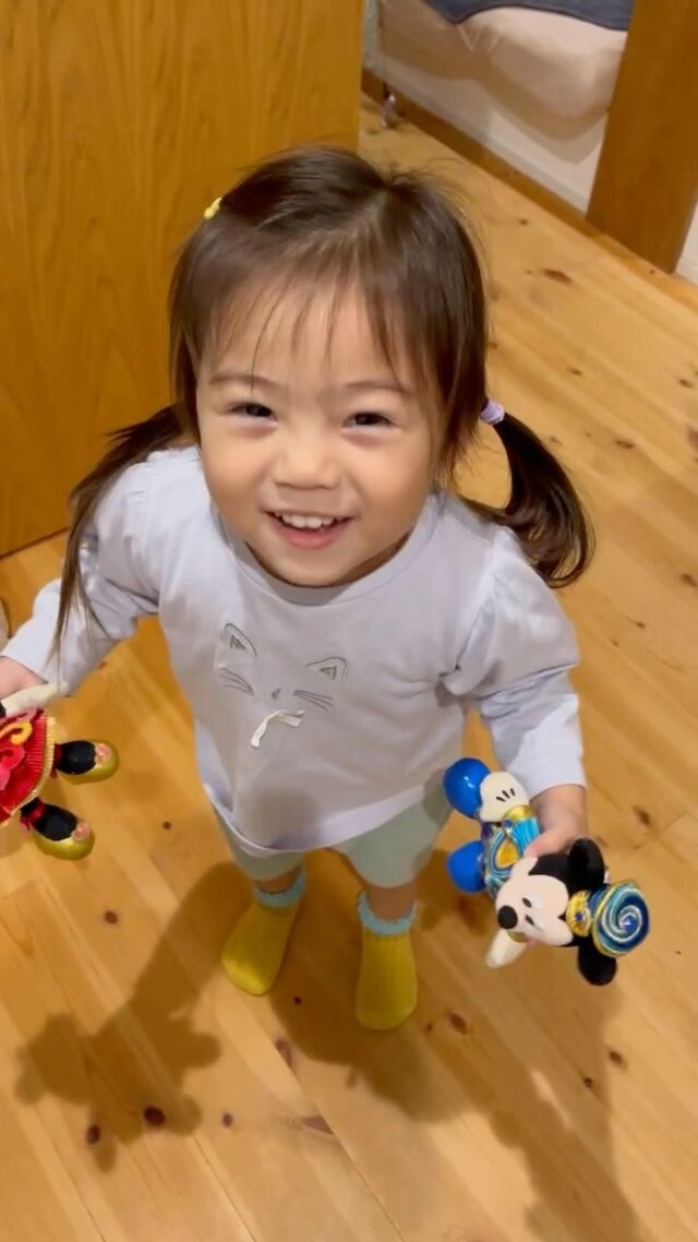 👶
【抱いちゃいけない感情はないよ😊】

チームトイロにも絶賛子育て中のスタッフが多数おります。

ママが出勤前にエールをくれたと

動画を送ってくれました♡

（掲載許可もらっています！ありがとう😊）

この笑顔見たらますます頑張れちゃうね🥹

……

私自身も今でも子育ては悩むことがあります🥲

そして反省することもたくさん！

「あー、なんであんなこと言っちゃったんだろう」

と寝顔を見て悔やむこともあります😭

けど、チームトイロの助産師が教えてくれた言葉、

「抱いちゃいけない感情はないんだよ」

が子育てにおいても、とても励みになっています＾＾

……

ママだって人間だから疲れたりイライラしちゃう時もある‼︎

自分を責めちゃうこともあるでしょう😭

けど、自分を責めてしまう前に知ってて欲しいのは

「ネガティブな感情を抱くことは、人間としてごく当たり前のこと」

ということ☺️

だからそんな感情を抱いた自分を責めるのではなく

「私…今余裕ないんだな、頑張ってるんだな」

って今の自分を労ってもらえたらなぁと思います😊

……

簡単なことではないかもしれませんが

ネガティブな感情を抱いた自分を否定するのをやめるだけでも

少し楽になるかもしれません＾＾

慣れない子育てに疲れた時はトイロの教室や母乳外来などに

遊びに来てくださいね😊

自分のことも大切に☺️🩷

#赤ちゃんのいる暮らし #2024年冬婚 #2024夏婚 #2024秋婚 #マタニティフォト #名古屋妊活 #ニューボーンフォト #初マタさんと繋がりたい#名古屋プレ花嫁  #名古屋ママ #バースプラン  #ニューボーンフォト名古屋 #みよし市 #日進市#名古屋プレ花嫁 #名古屋市産婦人科#ららぽーと愛知東郷 #フリースタイル分娩 #自然分娩 #豊田市 #2025年ベビー #令和6年ベビー#名古屋プレママ#2025年3月出産予定 #2025年5月出産予定  #2025年2月出産予定#ベビーマッサージ#2025年4月出産予定#産後骨盤矯正 #トイロママ#出産レポ